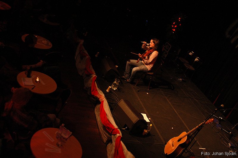 DSC_8542.JPG - Ensam på scenen med bara en fiol trollband Emma Reid sin publik. Med både nyskrivna och gamla låtar.