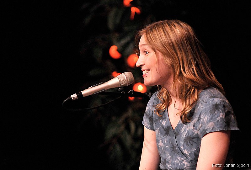 _JSJ1263.JPG - Ulrika Bodén genomför en bejublad spelning vid Umefolkmusikfestival 2009. Ulrika Bodéns har hämtat insperation för sin musik i  de ångermaländska skogarna