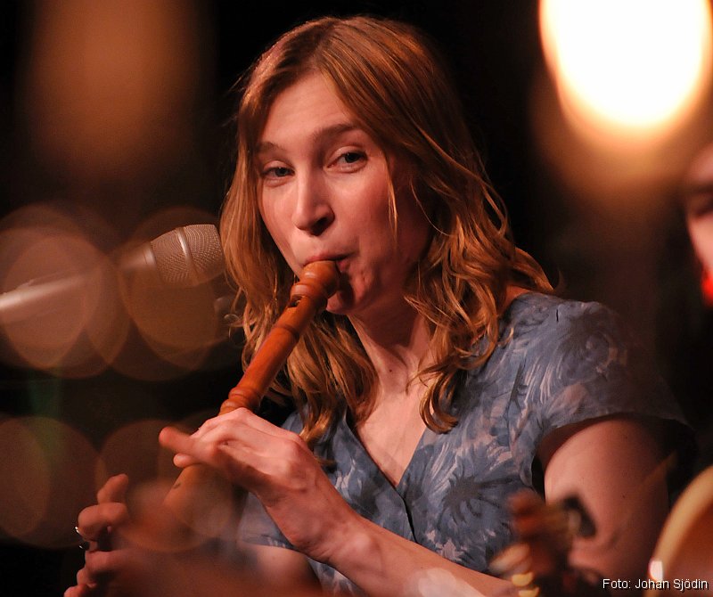 _JSJ1296.JPG - Ulrika Bodén genomför en bejublad spelning vid Umefolkmusikfestival 2009. Ulrika Bodéns har hämtat insperation för sin musik i  de ångermaländska skogarna