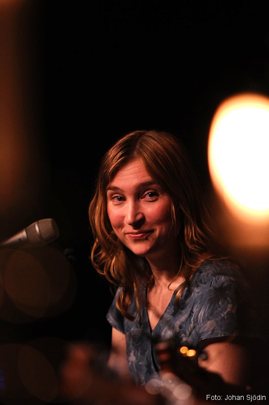 _JSJ1378.JPG - Ulrika Bodén genomför en bejublad spelning vid Umefolkmusikfestival 2009. Ulrika Bodéns har hämtat insperation för sin musik i  de ångermaländska skogarna