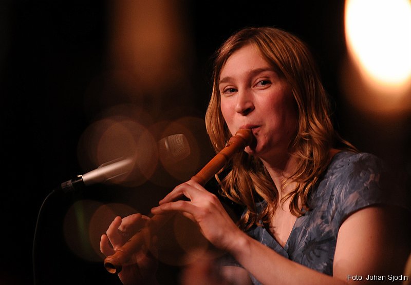 _JSJ1433.JPG - Ulrika Bodén genomför en bejublad spelning vid Umefolkmusikfestival 2009. Ulrika Bodéns har hämtat insperation för sin musik i  de ångermaländska skogarna